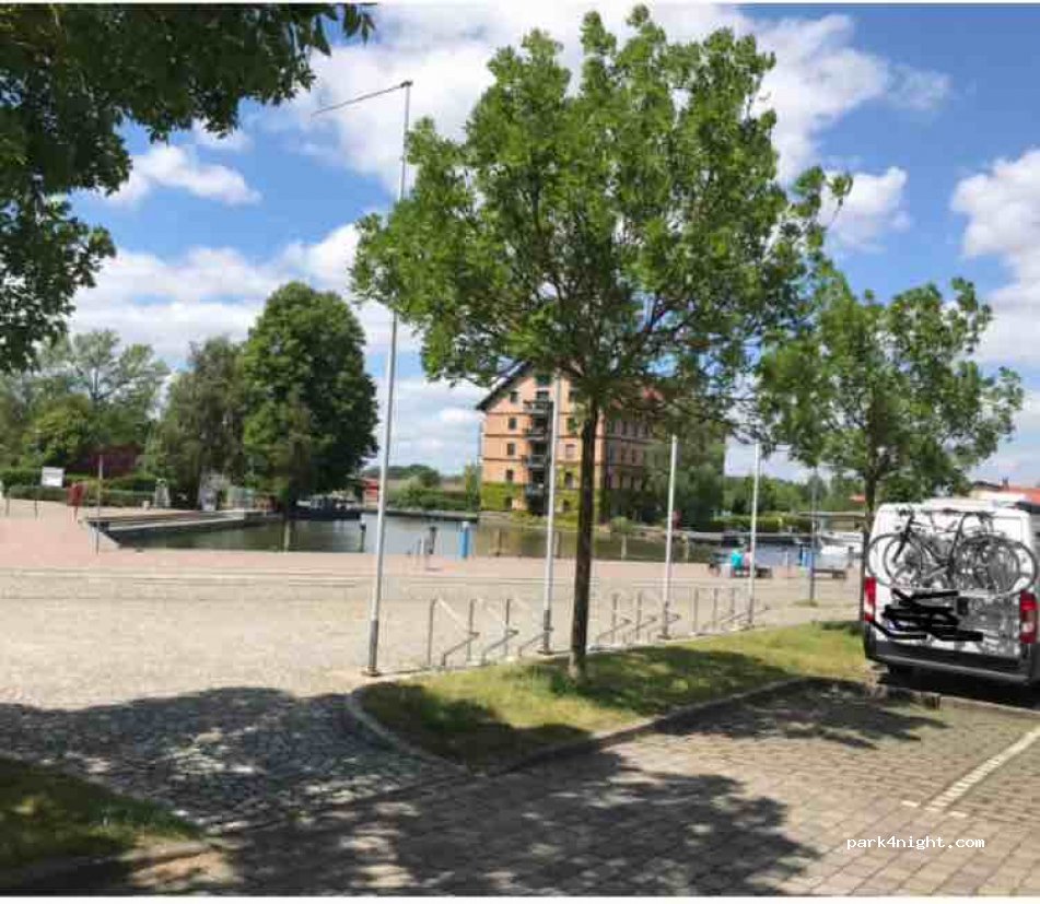 (17235) Neustrelitz - 19A Seestraße — foto
