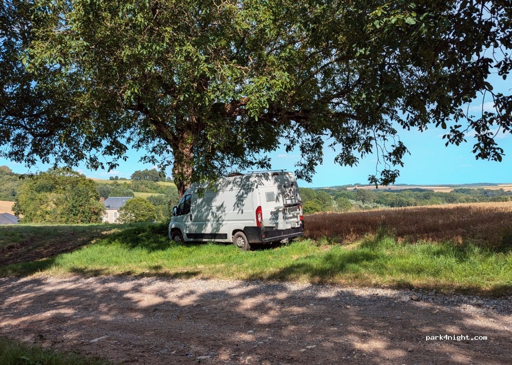 (51140) Romain - lieu dit le grand hameau — foto