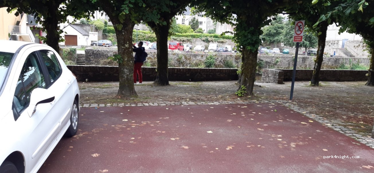 (29300) Quimperlé - 7 Place Lovignon — foto