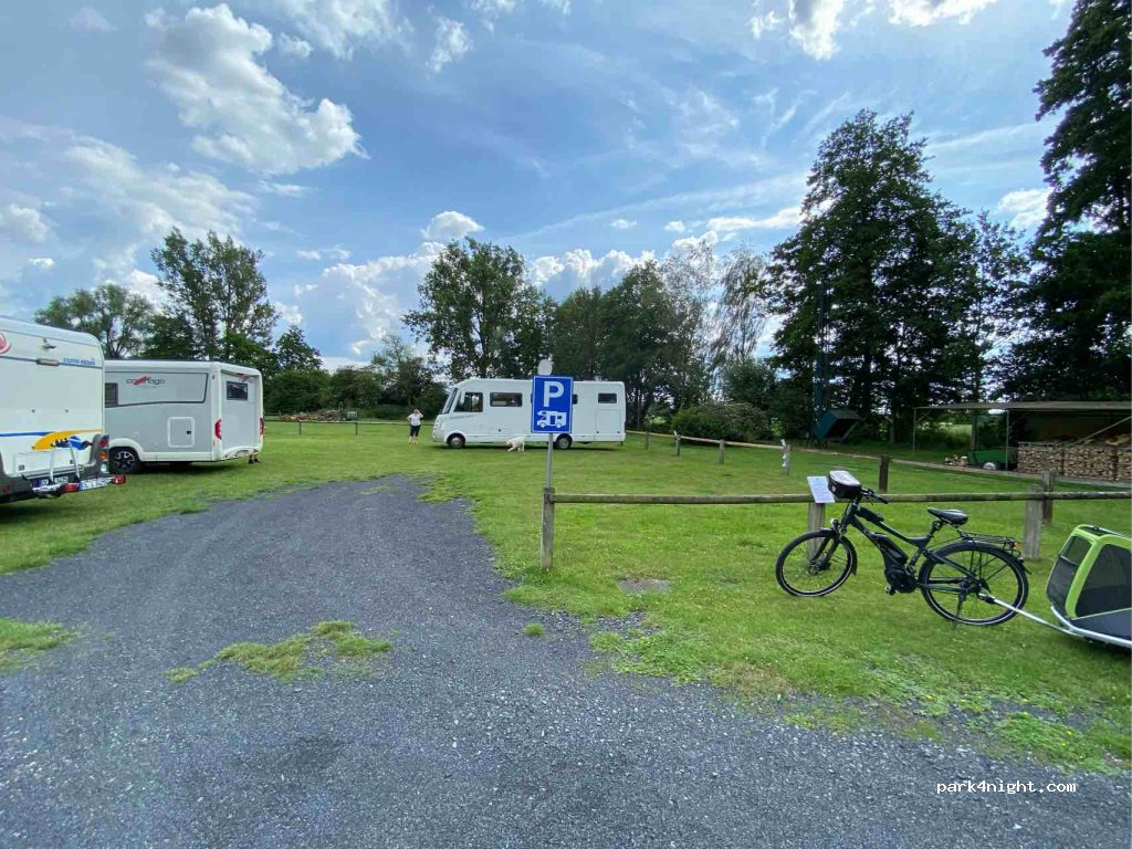 Wohnmobilstellplatz am Haus Waldfrieden — foto