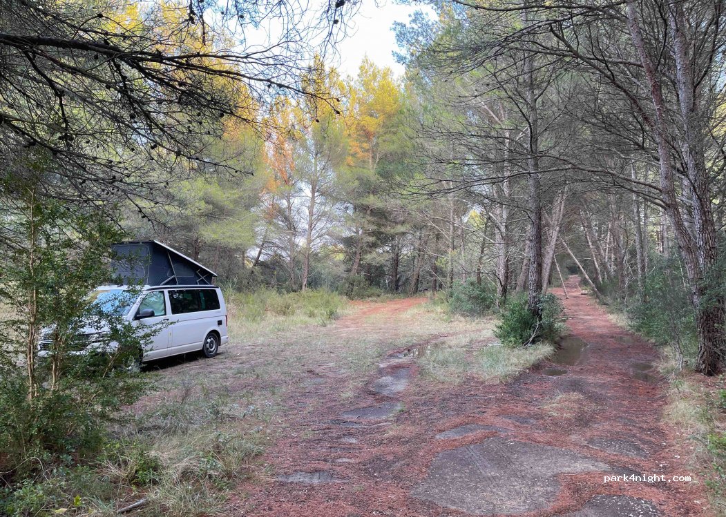 (13810) Eygalières - D24 — foto