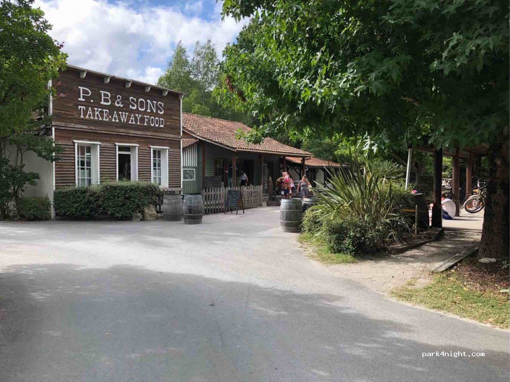 Le Village Western — foto