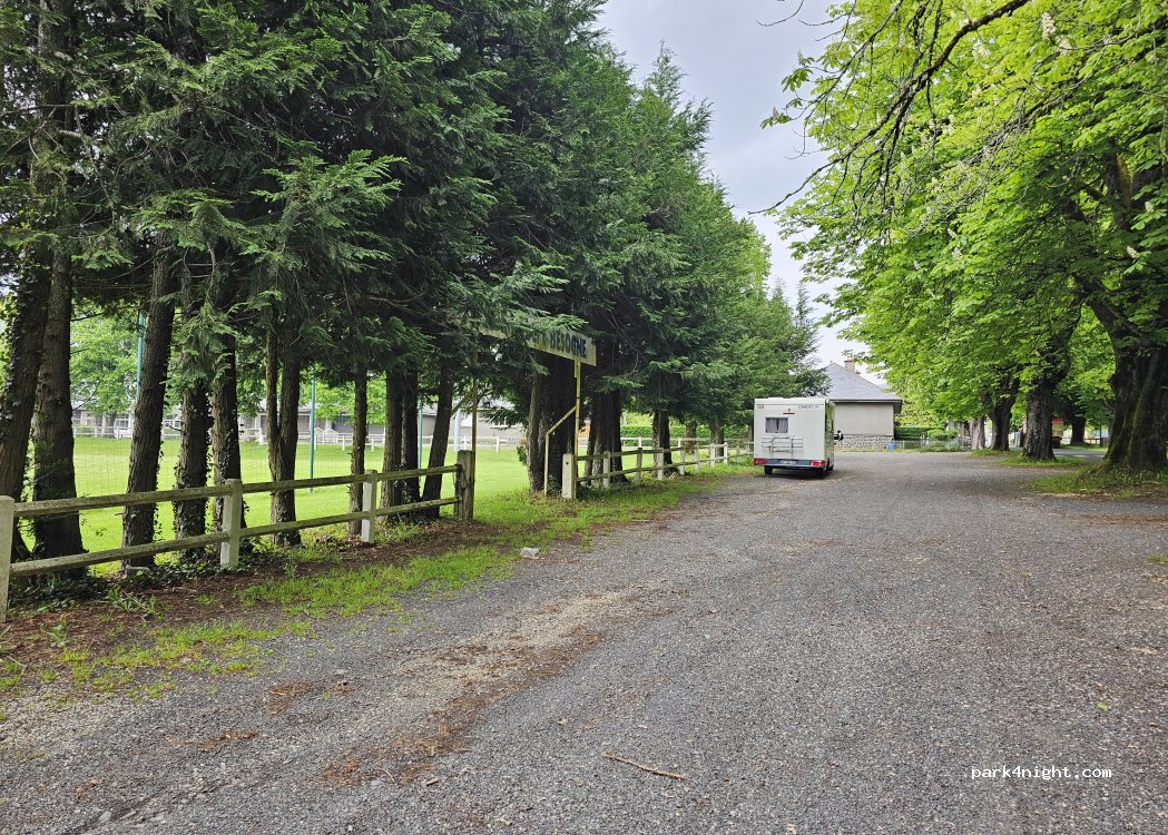 (15380) Anglards-de-Salers - 6045 Place du Monument aux Morts — foto 2