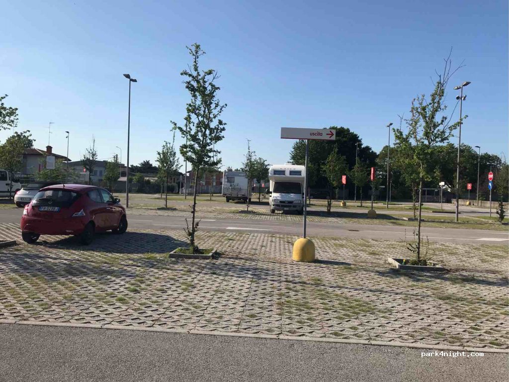 (33100) Udine - 84 Via Melegnano — foto