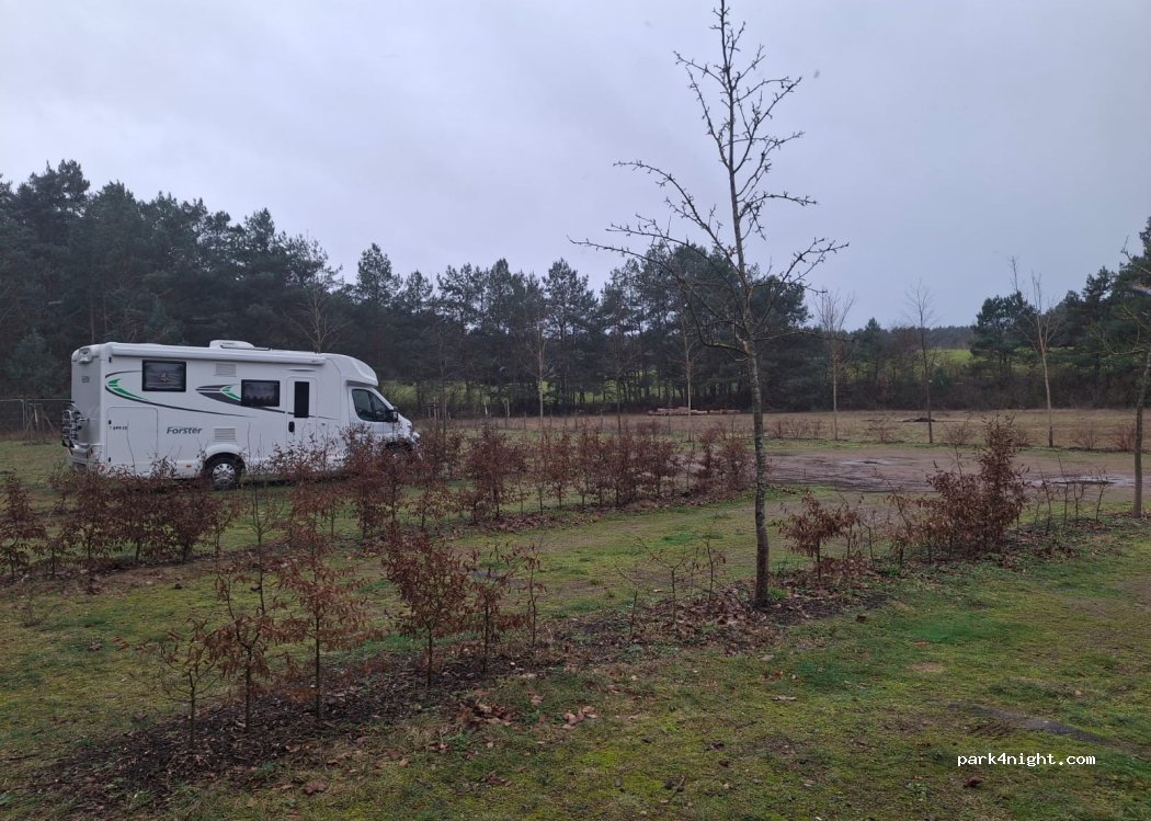 Wohnmobilstellplatz am Sportplatz — foto