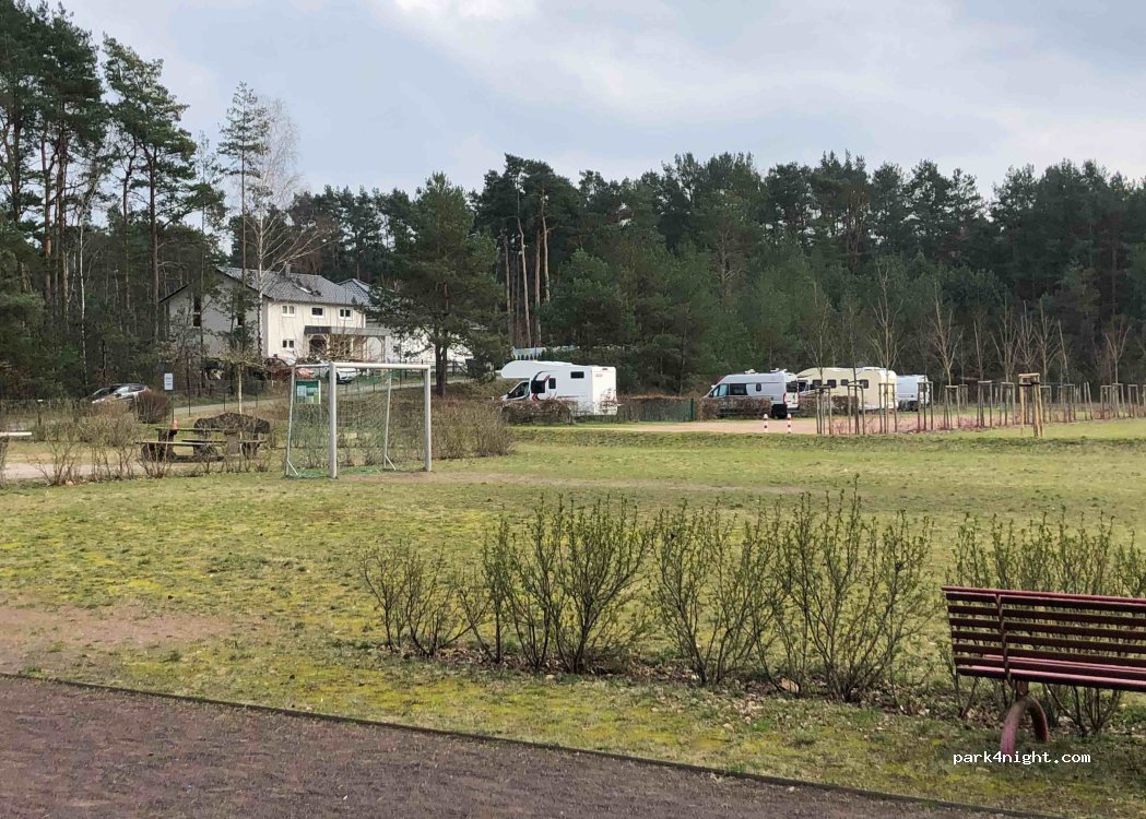 Wohnmobilstellplatz am Sportplatz — foto 4
