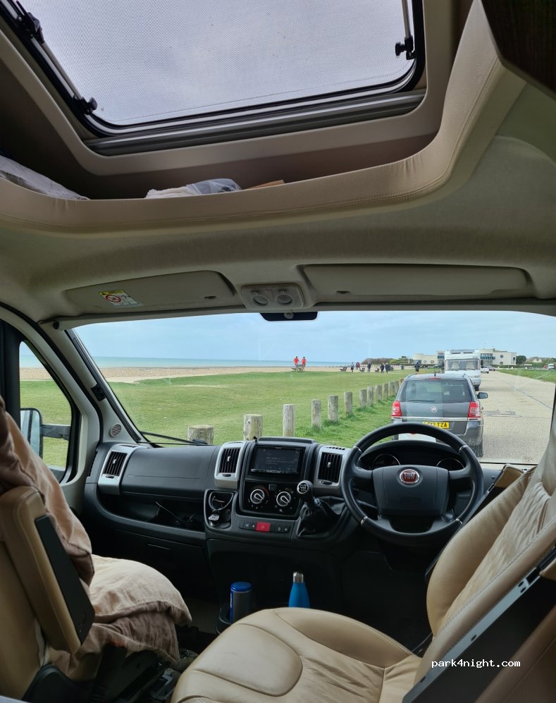 (BN12 4HP)  - 132 Marine Crescent — foto