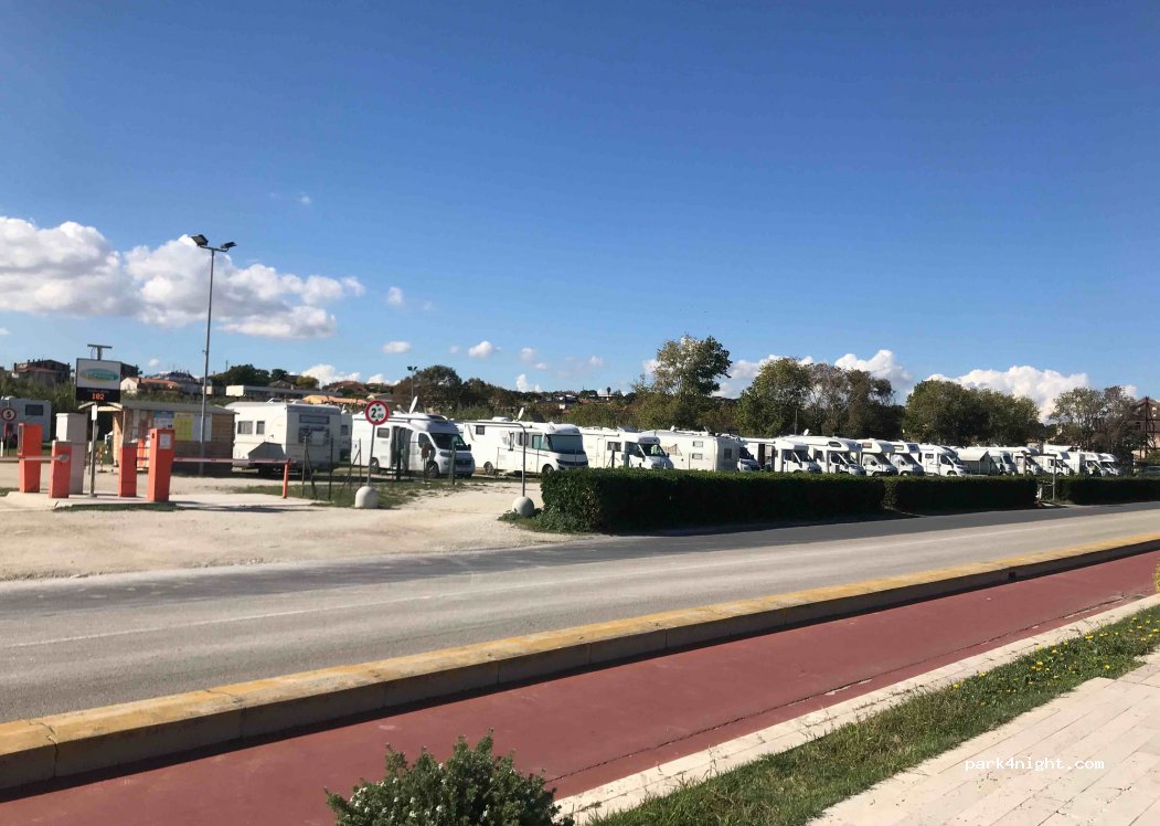 Camper Parking Area - Beachfront Parking - Porto Sant'Elpidio — foto