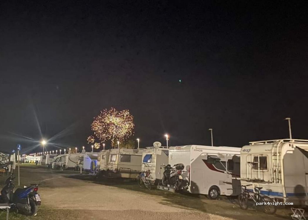 Camper Parking Area - Beachfront Parking - Porto Sant'Elpidio — foto 2