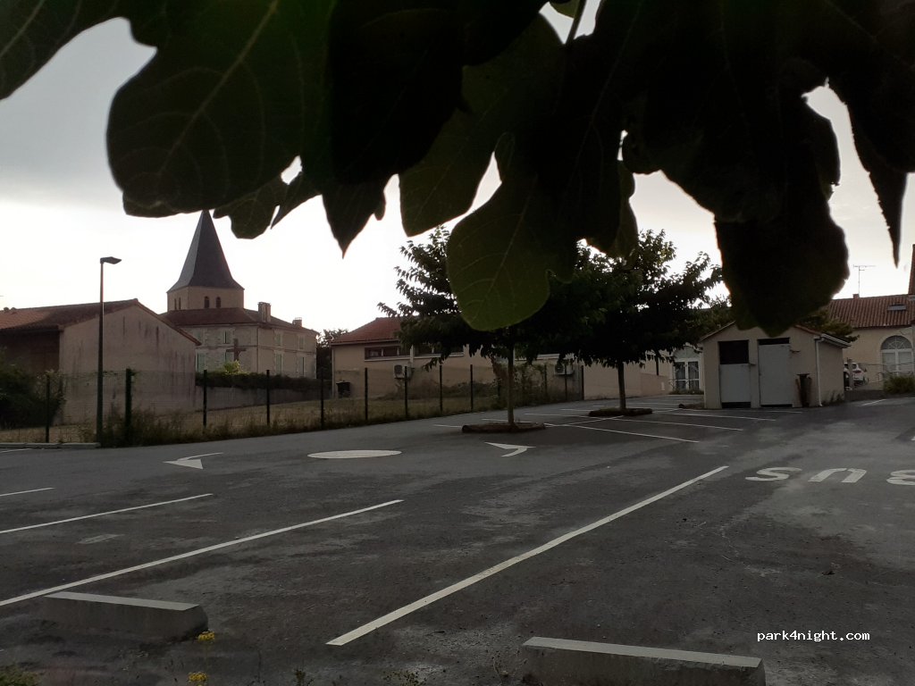 (16570) Saint-Genis-d'Hiersac - 150 D53 — foto