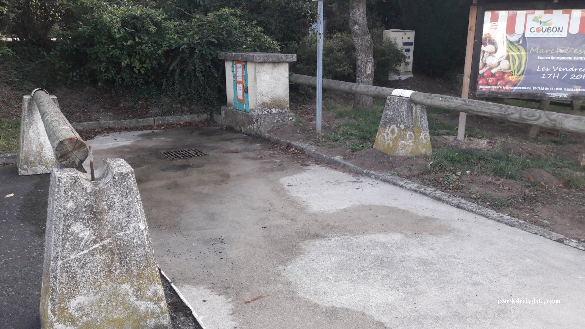 (43700) Coubon - Place Clement-Janequin, route du Plan d´Eau — foto 3