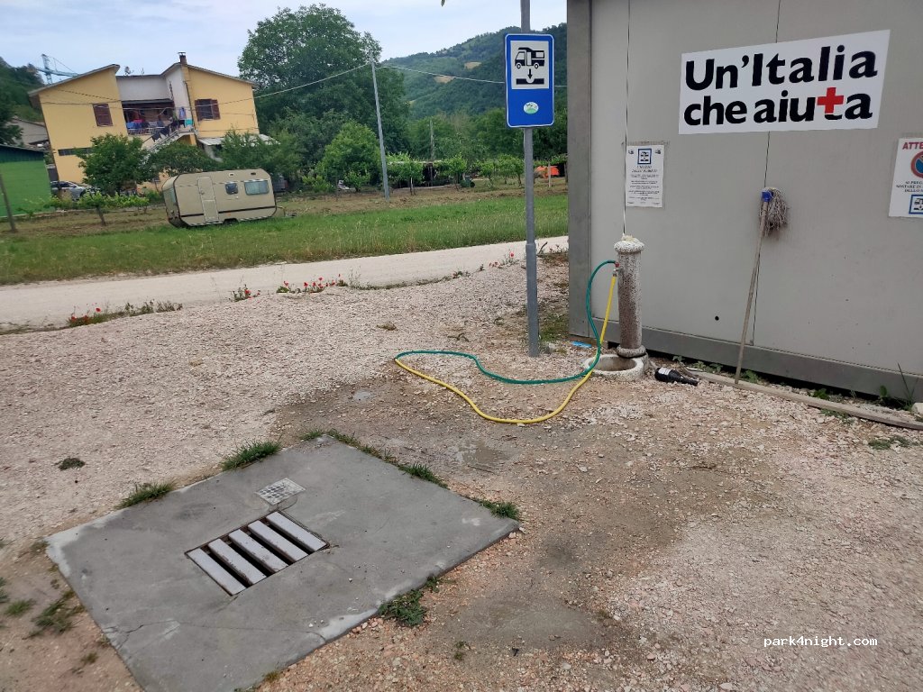 Camper Stop Area Amandola — foto