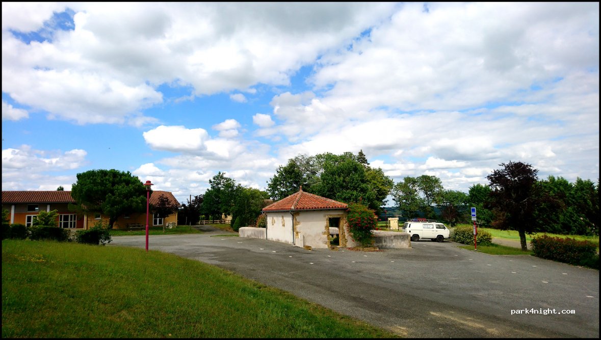 (32300) Ponsampère - Place de la Mairie — foto