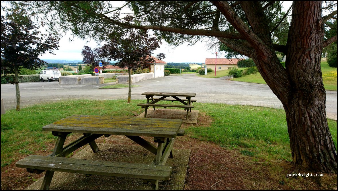 (32300) Ponsampère - Place de la Mairie — foto 2