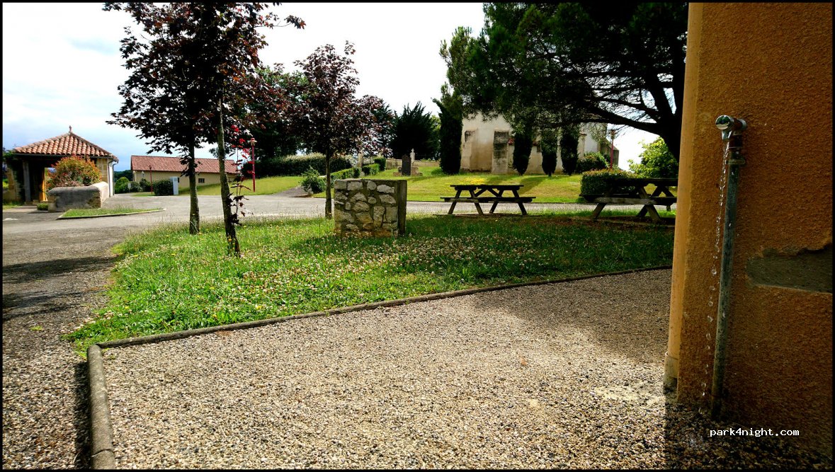 (32300) Ponsampère - Place de la Mairie — foto 3