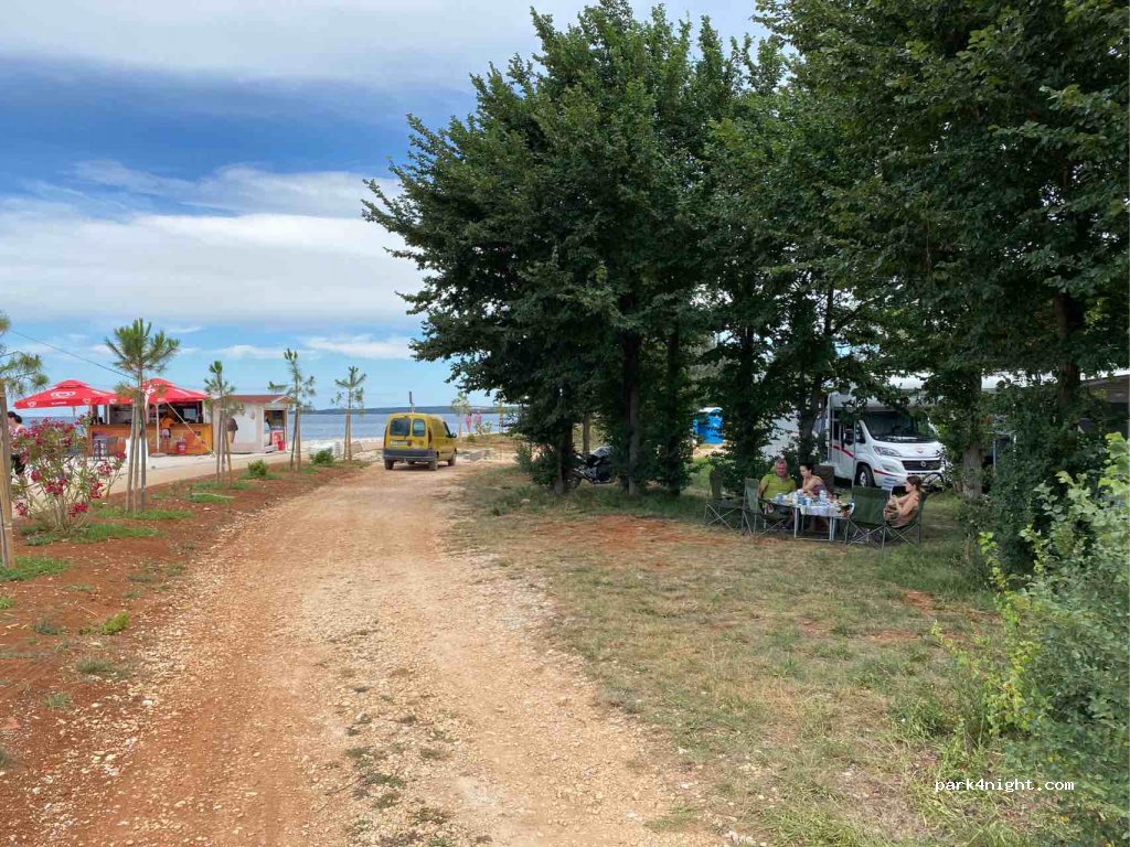 (52215) Peroj - Unnamed Road — foto
