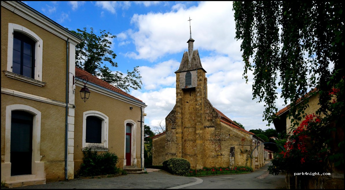 (32300) Moncassin - Place de la Mairie — foto 2