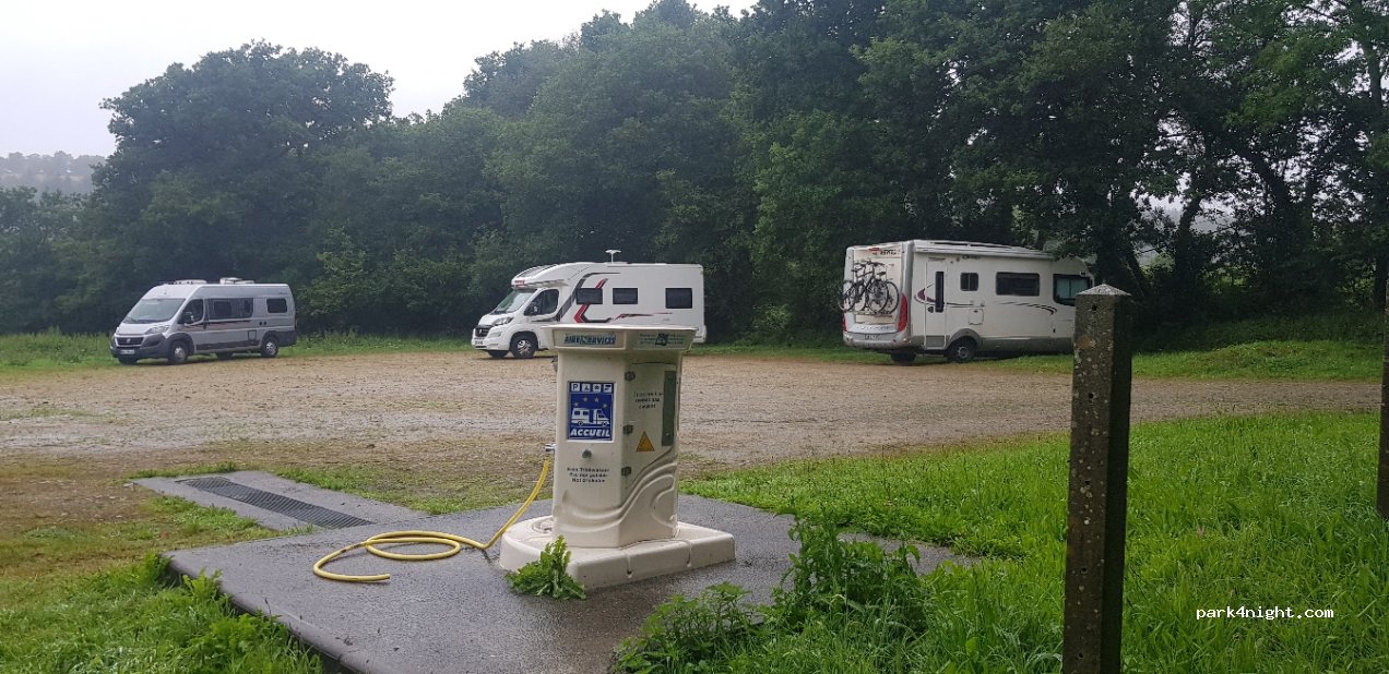 Aire de camping-car Saint-Rivoal — foto