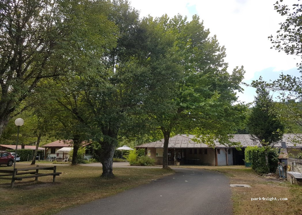 CAMPING MUNICIPAL D'OUST "La Côte" — foto