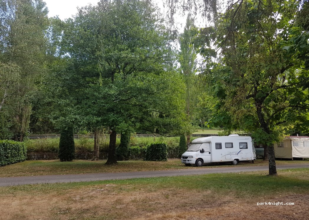 CAMPING MUNICIPAL D'OUST "La Côte" — foto 2