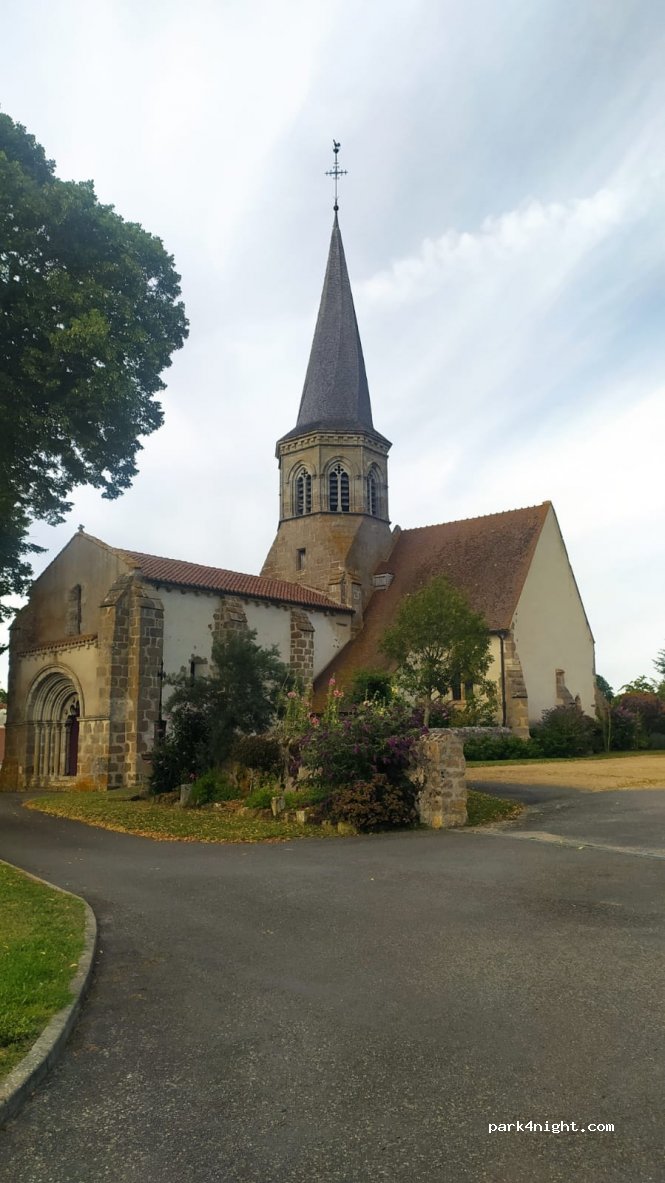 (03390) Saint-Bonnet-de-Four - 874 Le Bourg — foto