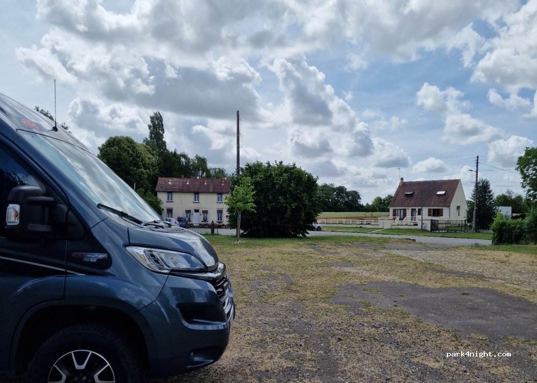 (60360) Crèvecœur-le-Grand - 10 Place de la Gare — foto 2