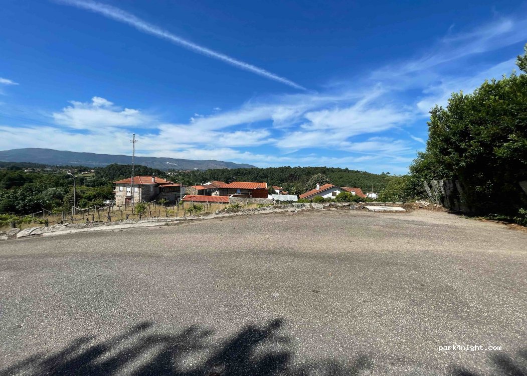 (4950) Mazedo - Parking Igreja — foto