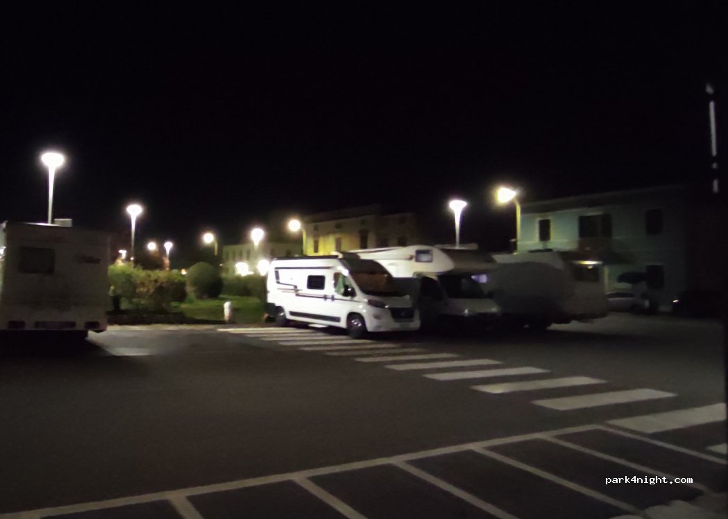(56128) Marina di Pisa - 7 Piazza Gorgona — foto