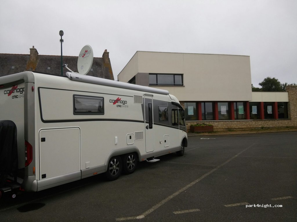 (22710) Penvénan - Place de la Mairie — foto
