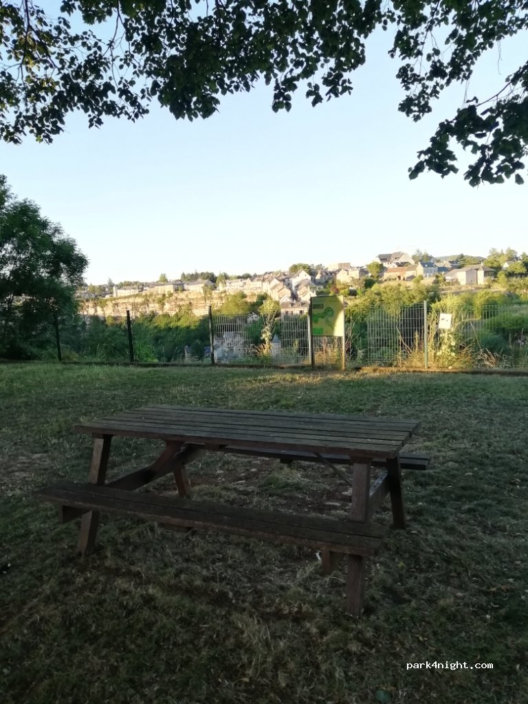(12340) Bozouls - 5 Place du Portalet — foto