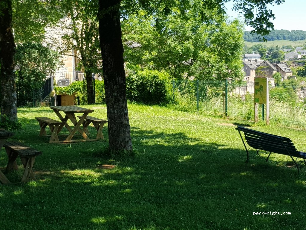 (12340) Bozouls - 5 Place du Portalet — foto 3