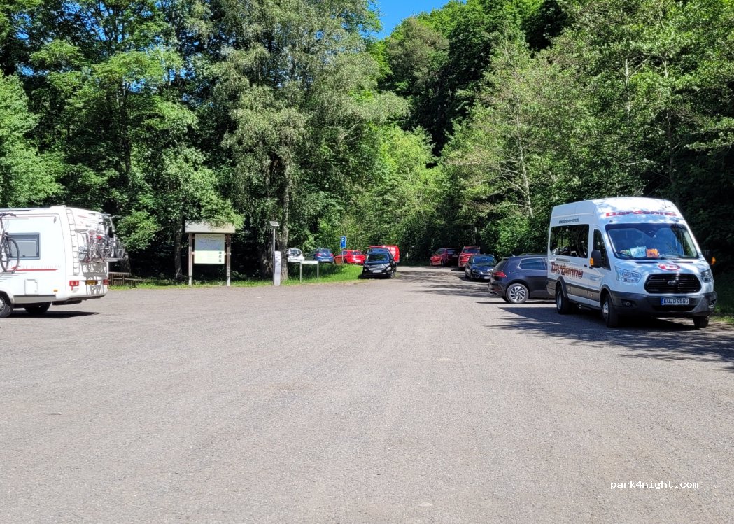 Wohnmobilstellplatz an der Weiherhalle — foto