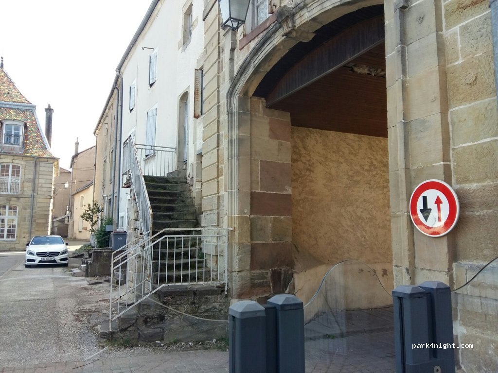 (70800) Bourguignon-lès-Conflans - place de la mairie — foto 2