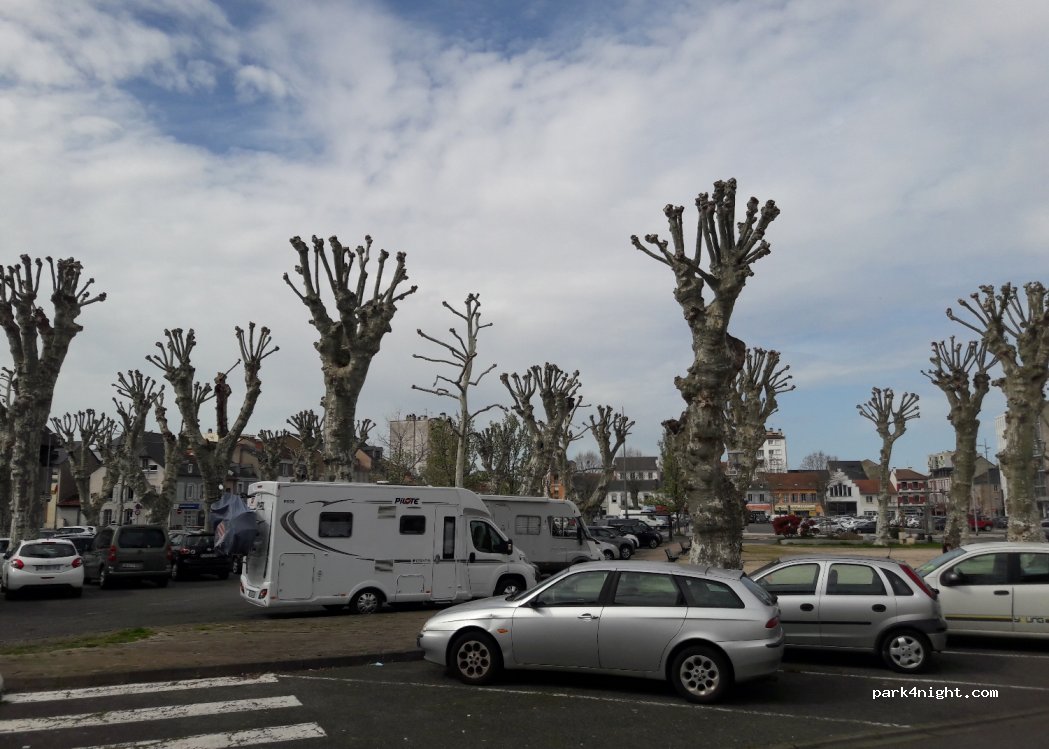 (65000) Tarbes - 61 Place du Foirail — foto 2