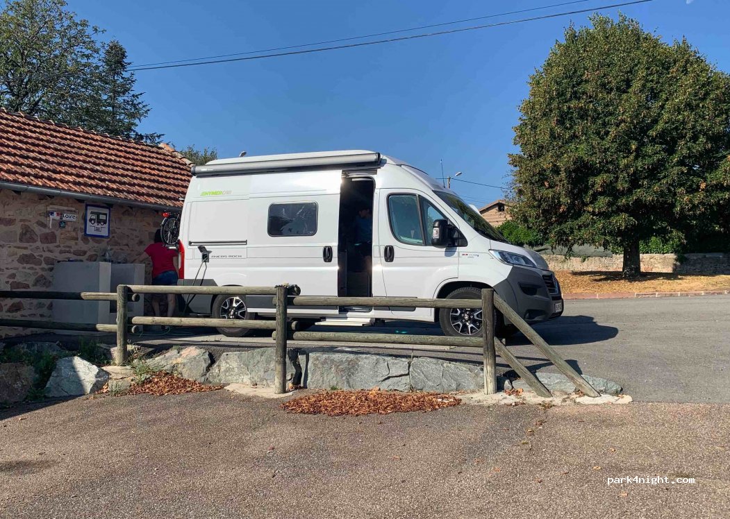 (42260) Vézelin-sur-Loire - 3 Place des Halles — foto 2