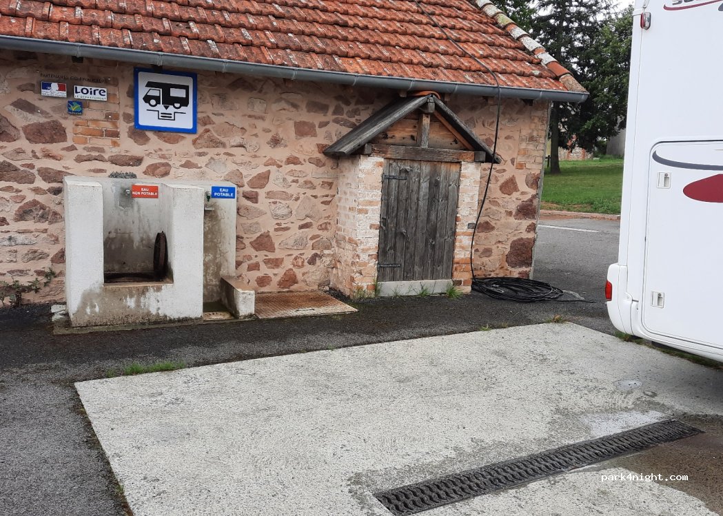 (42260) Vézelin-sur-Loire - 3 Place des Halles — foto 3