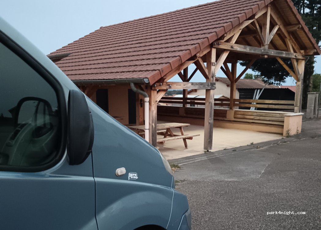 (42260) Vézelin-sur-Loire - 3 Place des Halles — foto 5
