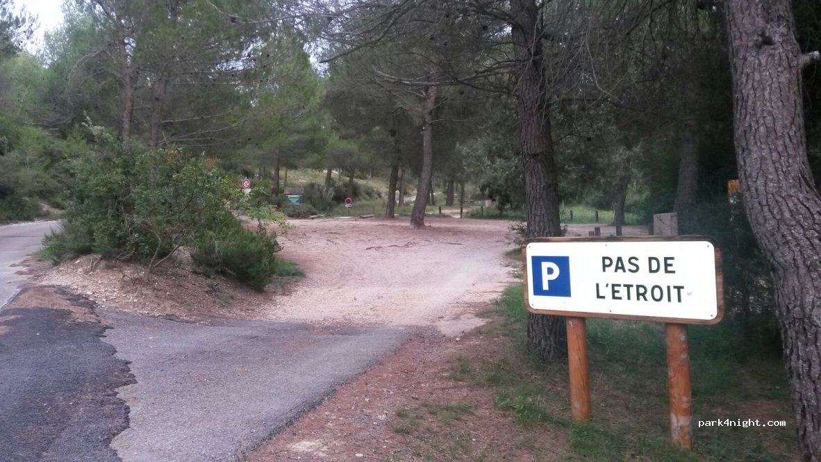 (13650) Meyrargues - Chemin du Passage de l'Étroit — foto