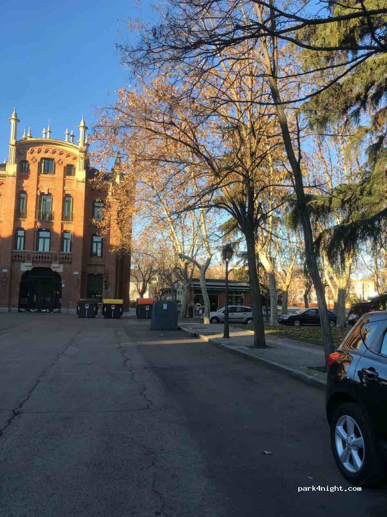 (28017) Madrid - Avenida de las Trece Rosas — foto