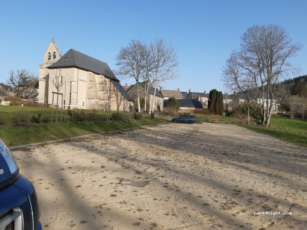 (19170) Tarnac - 2 Place de l'Église — foto