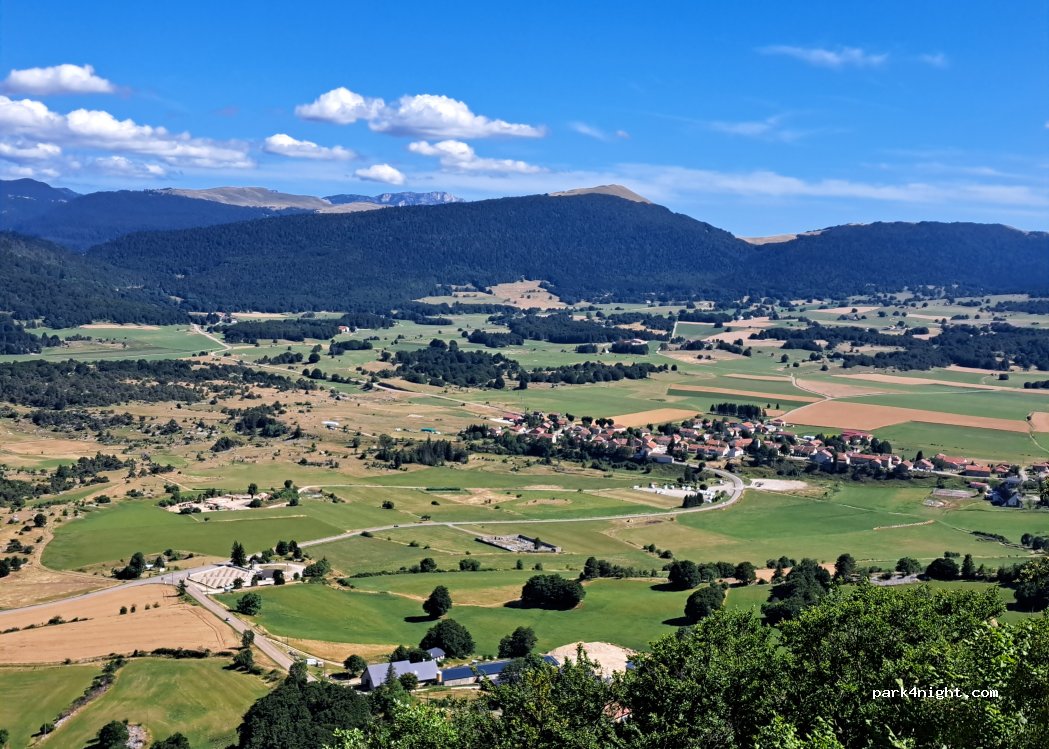 (26420) Vassieux-en-Vercors - Avenue du Mémorial — foto 4
