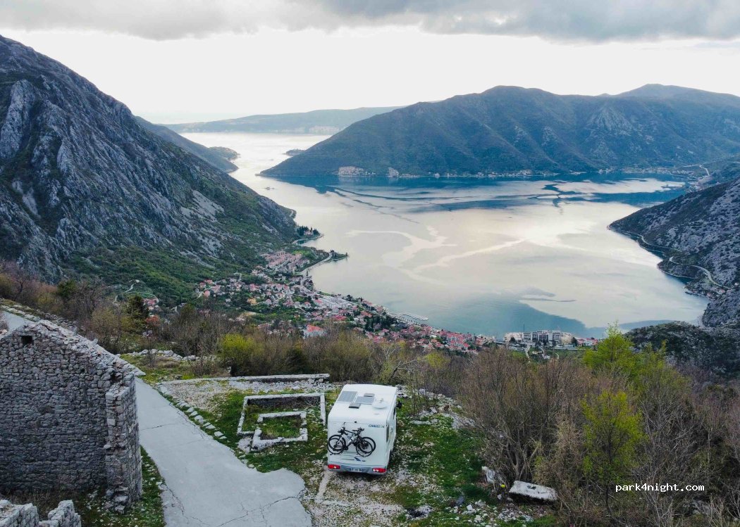 () Kotor - Unnamed Road — foto