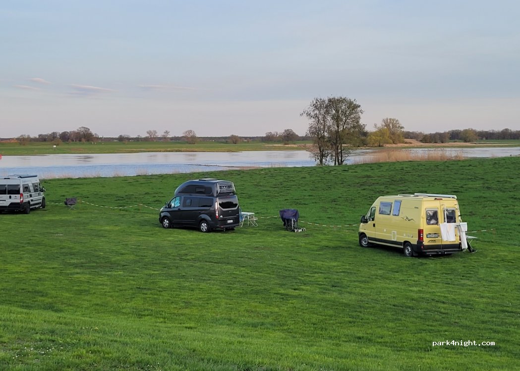 Wohnmobilstellplatz am Yachthafen Arneburg — foto 2