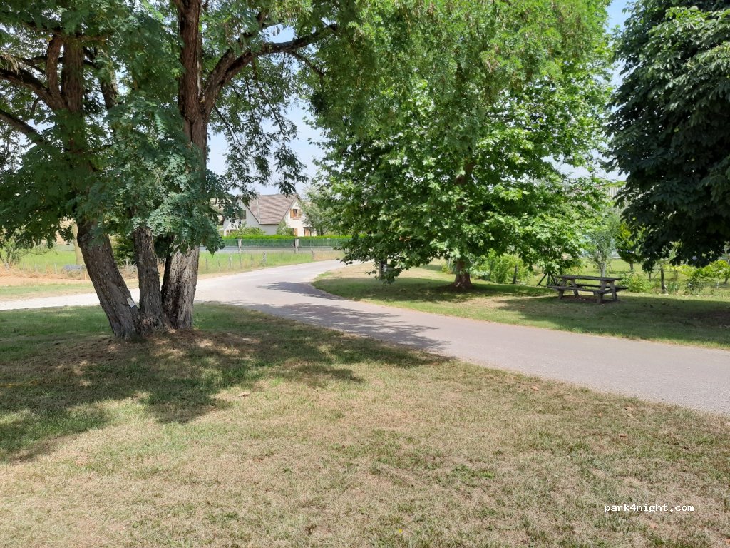 (10130) Villeneuve-au-Chemin - 33 Route Nationale 77 — foto 2