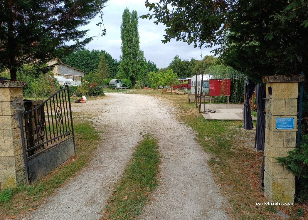 La Maison du Bonheur, chambre d'hôte et camping chez l'habitant — foto 3