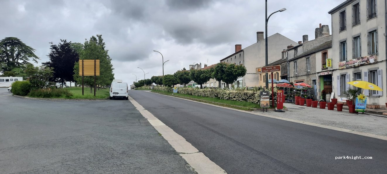 (87210) Le Dorat - 18 Place du Champ de Foire — foto 2