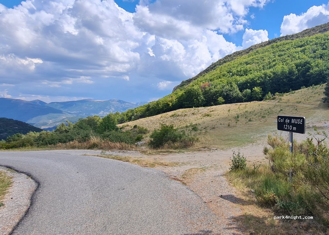 (26560) Izon-la-Bruisse - Unnamed Road — foto 2