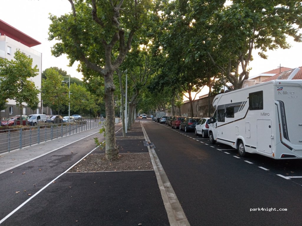 (30000) Nîmes - 239 Alexander Solzhenitsyn Street — foto