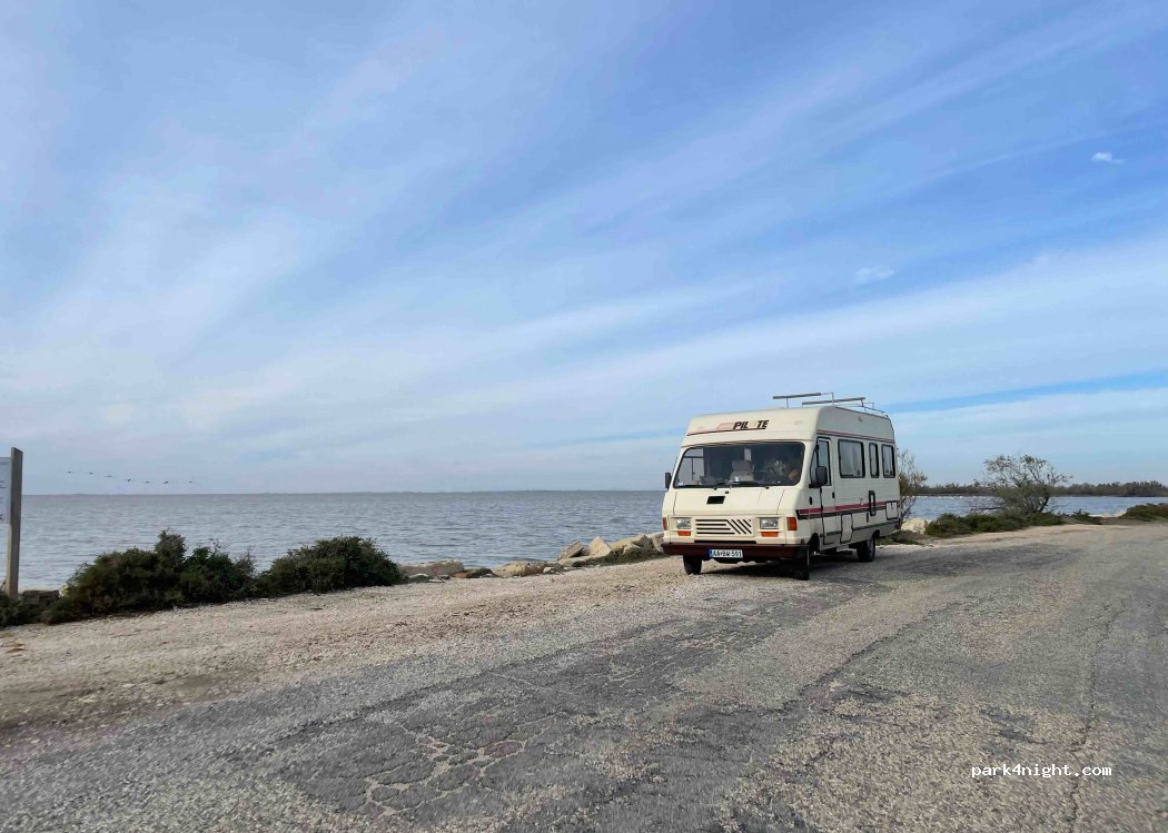 (13200) Saintes-Maries-de-la-Mer - Route de Fielouse — foto 2
