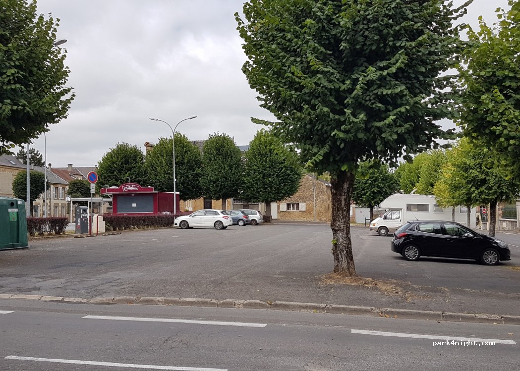 (08000) Charleville-Mézières - 2 Place de Saint-Julien — foto